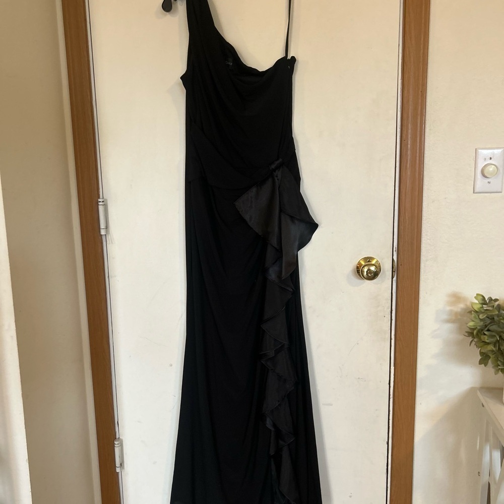 Betsy & Adam Size 14 Black One Shoulder Ruffle Front
Evening Gown